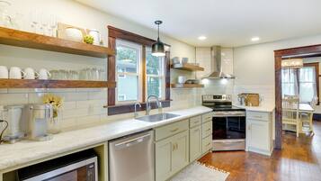 Fridge, microwave, stovetop, dishwasher