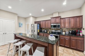 雪櫃、微波爐、焗爐、爐具