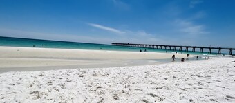 Fabulous Oasis 4BR/4BA * 5 Minutes to Sandy Beach