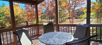 Big Bay Lodge - Family Vacation Home - Across the street from Petenwell Lake