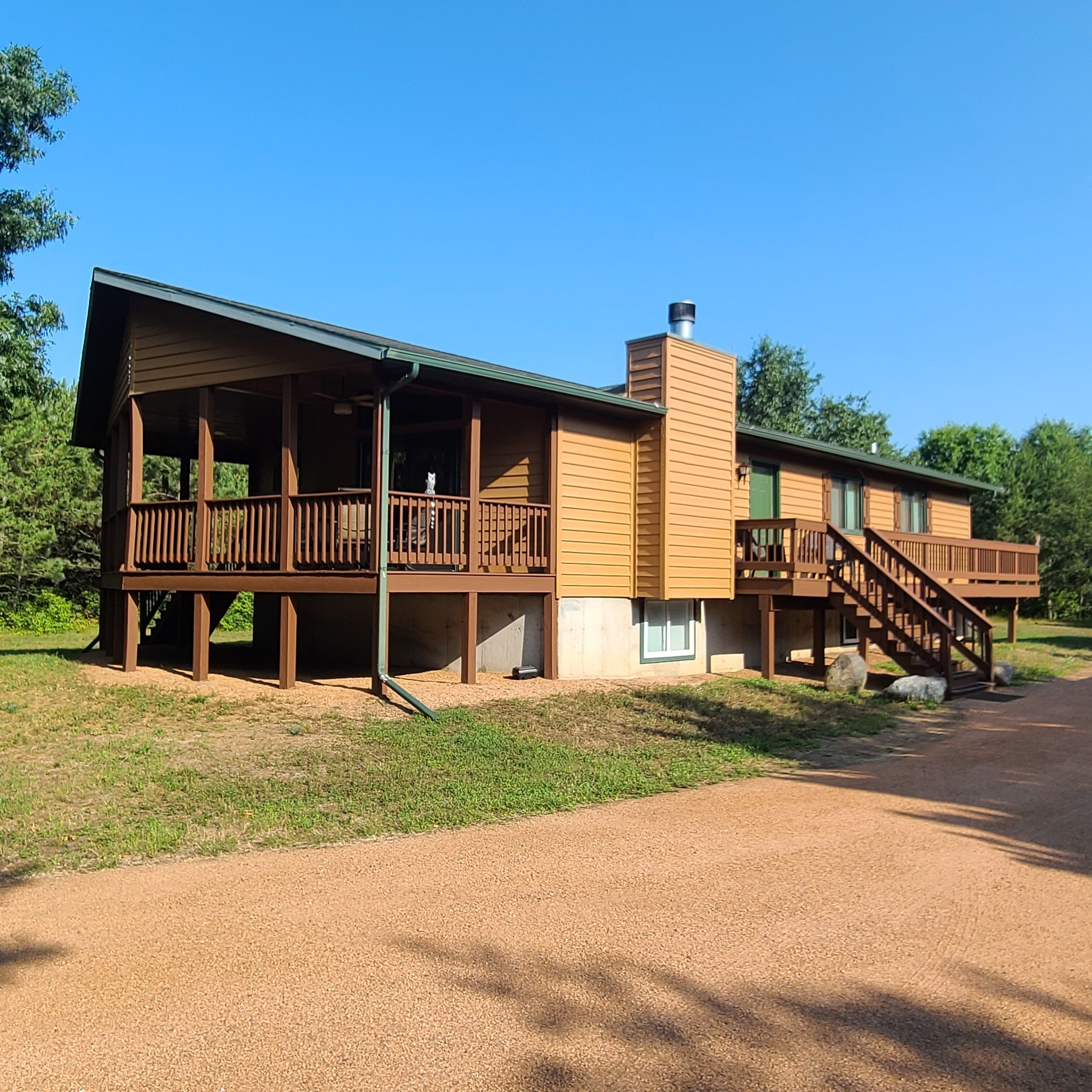 Big Bay Lodge - Family Vacation Home - Across the street from Petenwell Lake