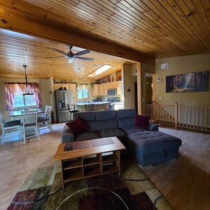 Smart TV, chimenea, videojuegos y futbolito