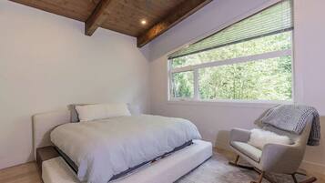 3 bedrooms, desk, free WiFi, bed sheets