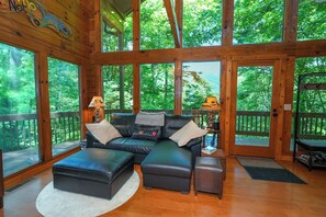 Smart-TV, Kamin, Bücher