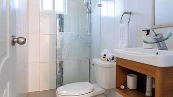 Dusche, Haartrockner, Handtücher, Seife