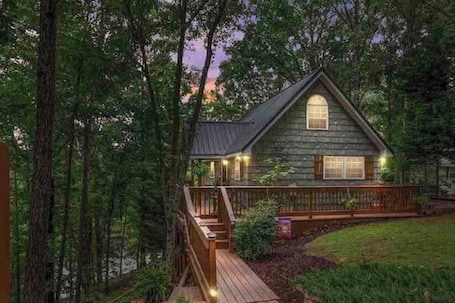 Exterior. Storybook Cottage on Lay Lake with Kayaks!