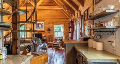 Cozy 2-bedroom custom cabin