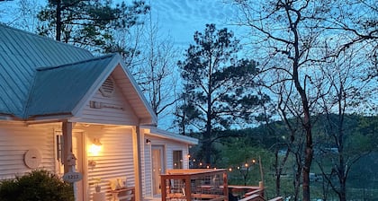 Dreamy Lakefront Cottage on Lay Lake