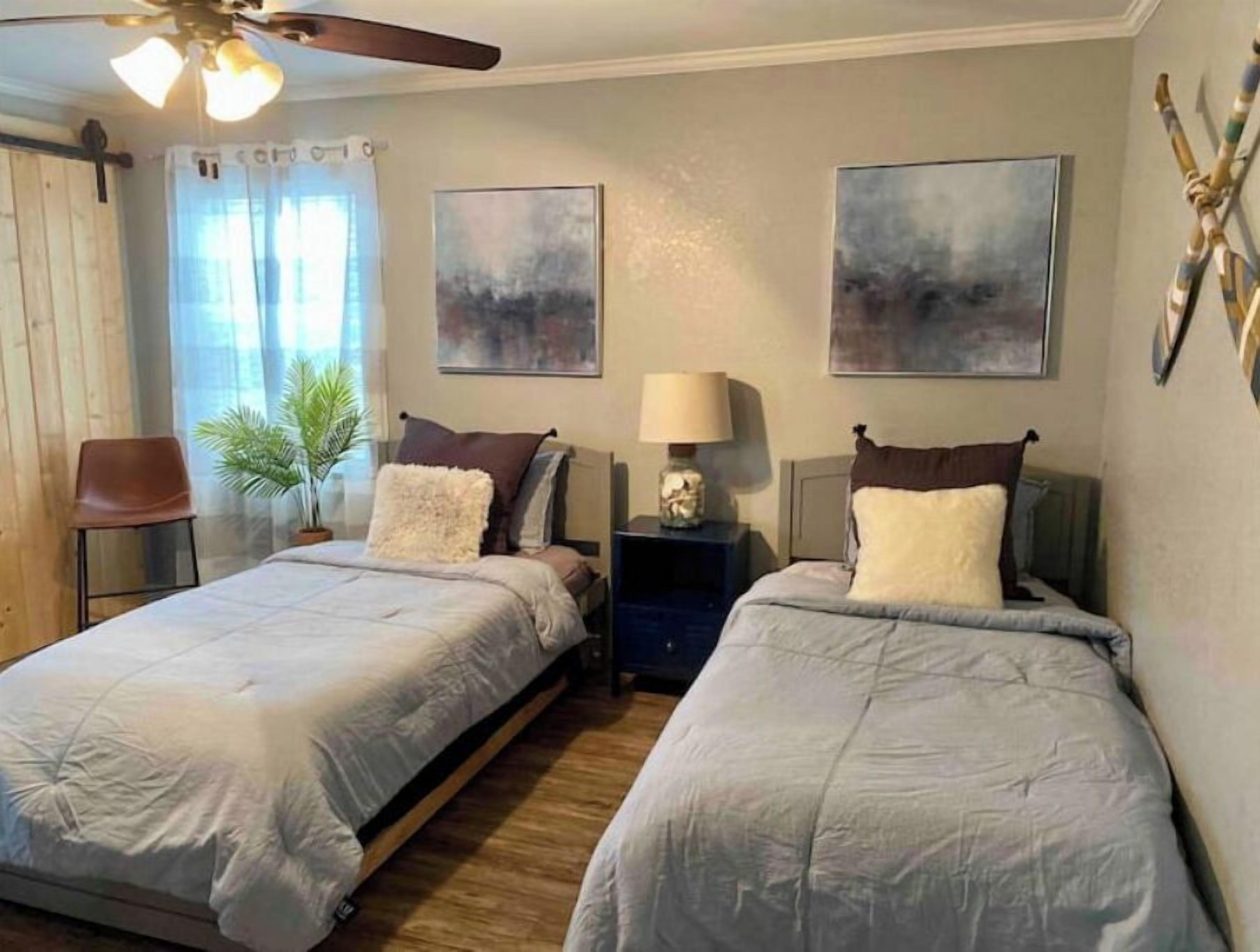 2 camere, una scrivania, ferro/asse da stiro, culla da viaggio