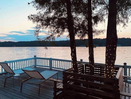 Gorgeous Lake House -Sunkissed on Gantt Lake
