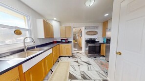 Private kitchen - Cute little stone house on the hill (Huntington)