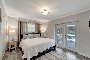 3 bedrooms, iron/ironing board, free WiFi, bed sheets - Luxury House with Salted Heated Pool (Bradenton)