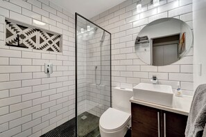 Shower, hair dryer, towels, soap - Luxury House with Salted Heated Pool (Bradenton)