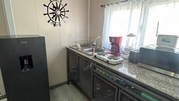 Réfrigérateur, micro-ondes, cafetiÚre/bouilloire, grille-pain