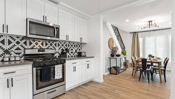 ثلاجة، ميكروويف، فرن، موقد طهي مسطح