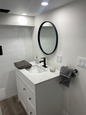 Douche, sèche-cheveux, serviettes fournies, papier toilette