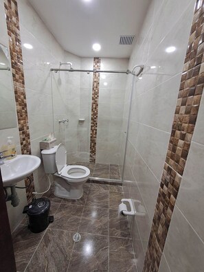 Deluxe Double Room | Bathroom | Towels - Makarena Hostel (Bogotá)