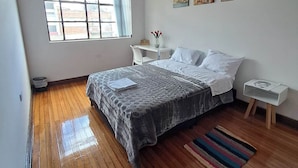 Deluxe Double Room | WiFi (free), bed sheets - Makarena Hostel (Bogotá)