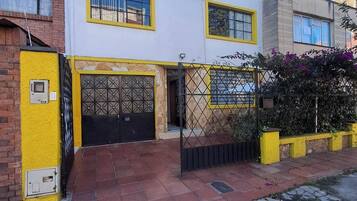 Vista frontal de la propiedad