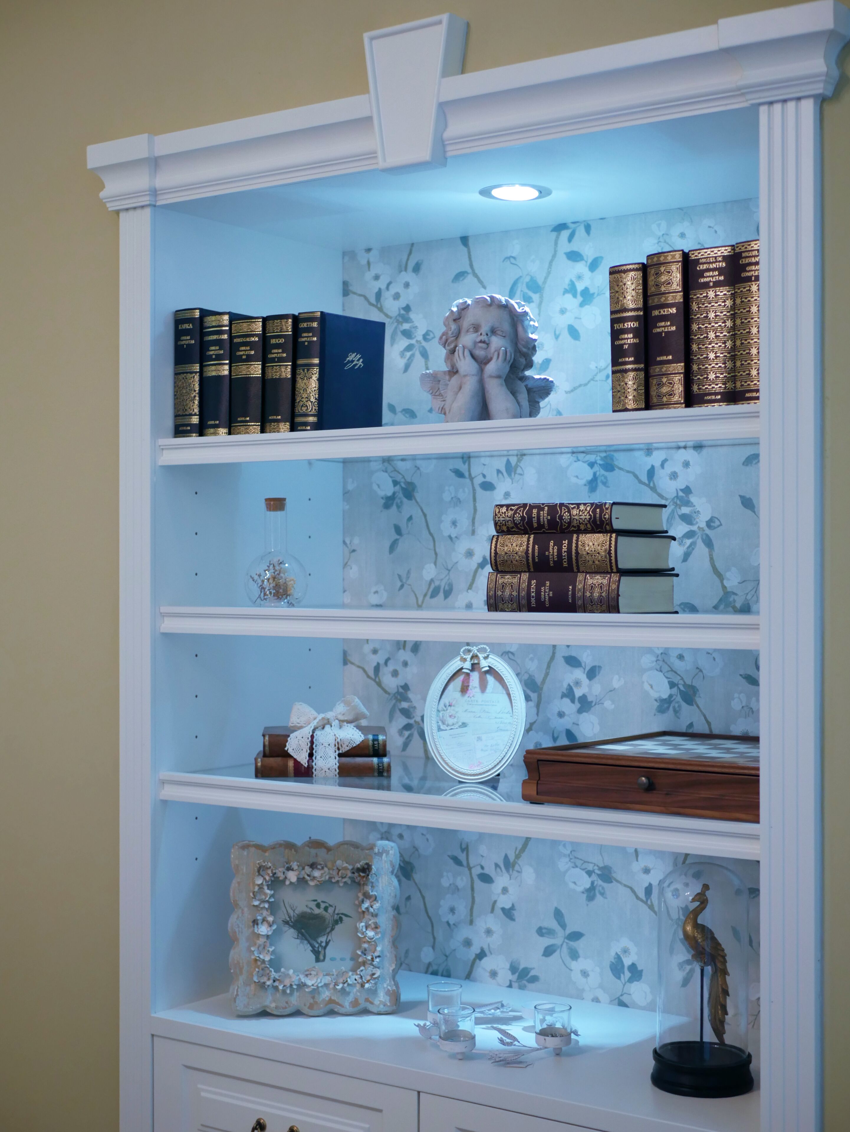 A bookshelf with decorative items and books.