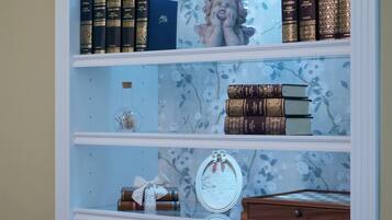A bookshelf with decorative items and books.
