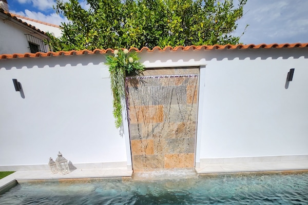 Piscine extérieure, chaises longues