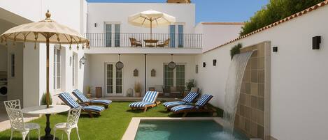 Utomhuspool och solstolar