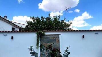 Una piscina al aire libre, tumbonas