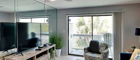 Appart'hôtel, 1 très grand lit et 1 canapé-lit, balcon | Coin séjour | Télévision