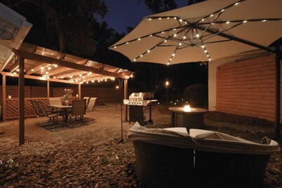 Stylish Mid-Century Modern Private Studio Blocks from UF and Stadium!