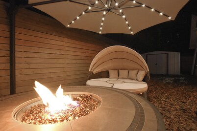 Stylish Mid-Century Modern Private Studio Blocks from UF and Stadium!