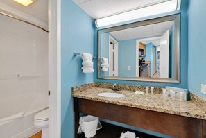 Duschwanne, Haartrockner, Handtücher