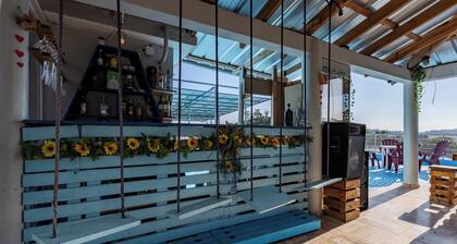 TROPICAL CHARM/ BBQ/ WI-FI/PARKING/JACUZZI.