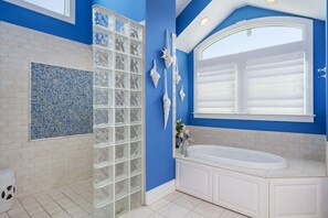 Combined shower/tub, towels