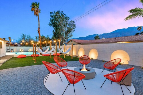Acacia Retreat with Heated Pool & Spa by Rather Be Properties