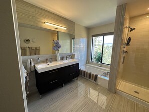 Hair dryer, towels, soap, shampoo - Perched on a serene hillside, enjoy spectacular views of the San Diego Bay   (San Diego)