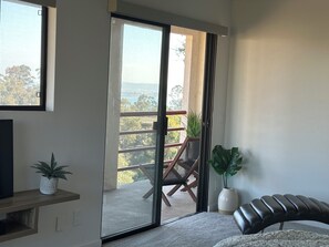 Living area - Perched on a serene hillside, enjoy spectacular views of the San Diego Bay   (San Diego)