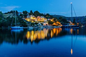 House | 5 bedrooms - Villa Karmen - Luxury Seafront - H 10 1 (Milna)