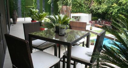 Casa sola en Cuernavaca, moderna espaciosa muy equipada, alberca climatizada