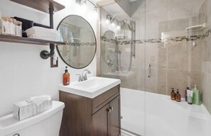 Douche, sĂšche-cheveux, serviettes fournies, savon