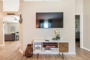 Una Smart TV, un futbolín, una oficina