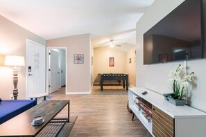 Una Smart TV, un futbolín, una oficina