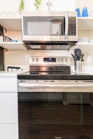 Refrigerador, microondas, horno y parrilla de estufa 