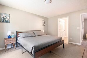 3 bedrooms, desk, iron/ironing board, free WiFi