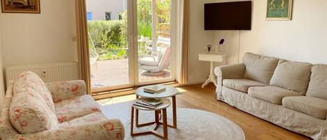 Een televisie en een tafeltennistafel