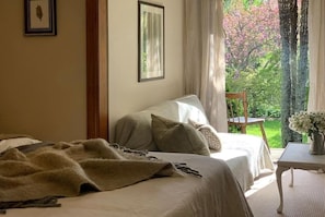 2 bedrooms, desk, iron/ironing board, WiFi