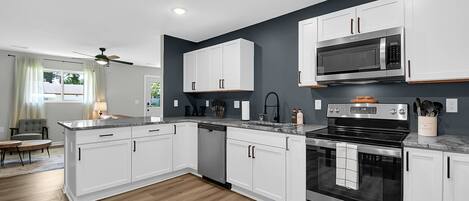 Réfrigérateur, micro-ondes, four, plaque de cuisson