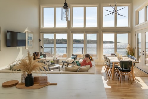 Dreamy Oceanfront Escape Hot tub & Sauna