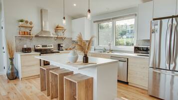 Frigorífico, microondas, horno y placa de cocina