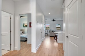 3 habitaciones, tabla de planchar con plancha, wifi y ropa de cama 